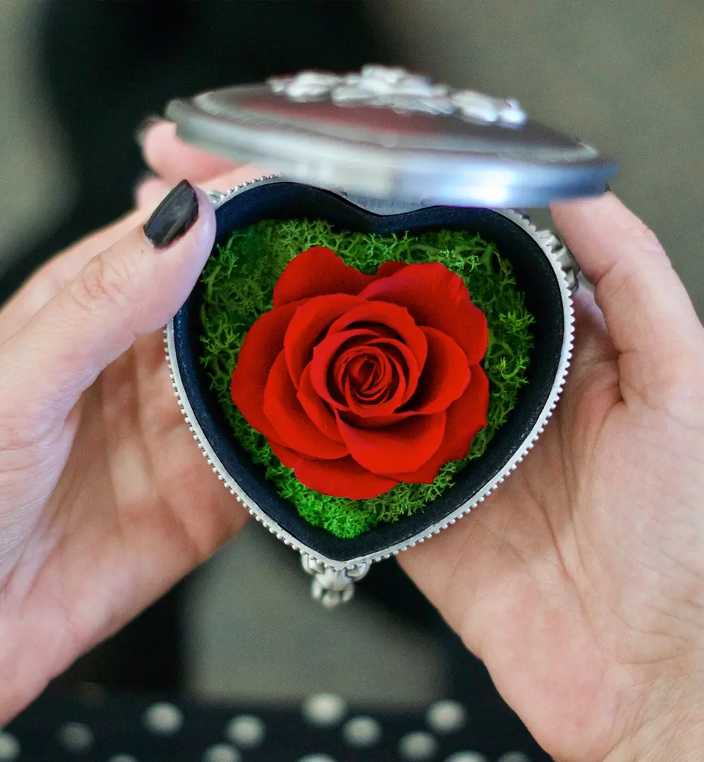 Decorating with preserved roses